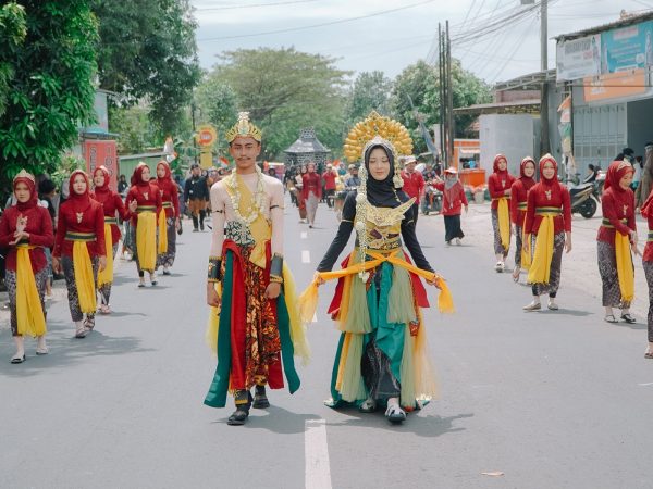 MA Riyadlotut Thalabah Tampil Memukau di Karnaval Budaya HUT ke-80 RI Kecamatan Sedan.