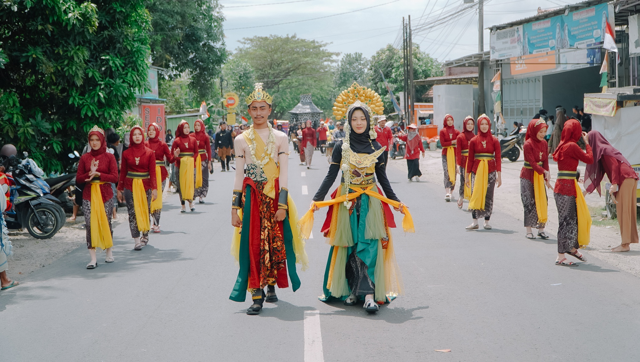 MA Riyadlotut Thalabah Tampil Memukau di Karnaval Budaya HUT ke-80 RI Kecamatan Sedan.