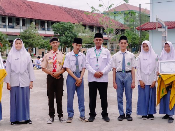 Upacara Bendera MA Riyadlotut Thalabah Warnai Penyerahan Hadiah dan Penyampaian Visi Misi Calon Ketua OSIS serta Ambalan