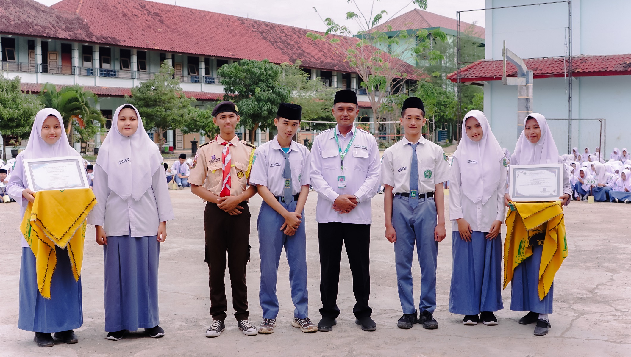 Upacara Bendera MA Riyadlotut Thalabah Warnai Penyerahan Hadiah dan Penyampaian Visi Misi Calon Ketua OSIS serta Ambalan