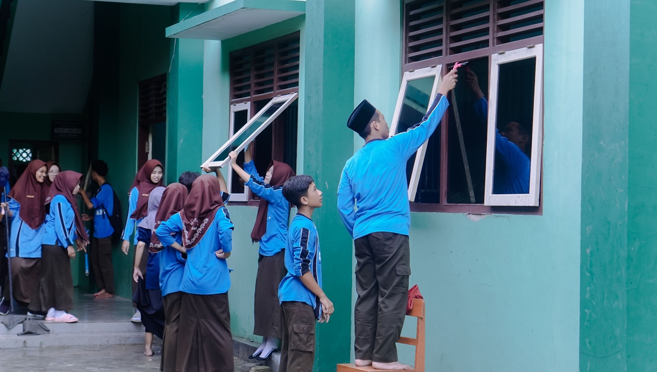 Bersih Lingkungan Warnai Milad Ke-78 Yayasan Riyadlotut Thalabah Bersih Lingkungan Warnai Milad Ke-78 Yayasan Riyadlotut Thalabah